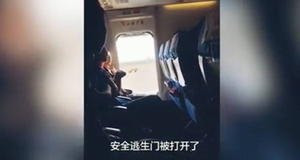 Женщина в Китае открыла аварийный выход самолета из-за духоты