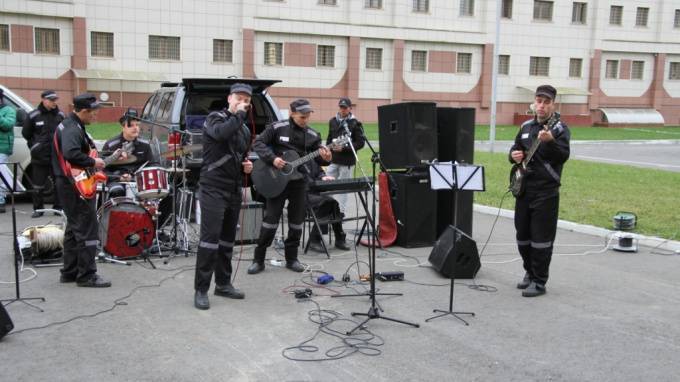 Для заключенных следственного изолятора в Петербурге провели первый рок-концерт