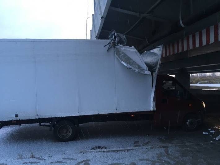 Два грузовика застряли под «мостом глупости» в Петербурге за час