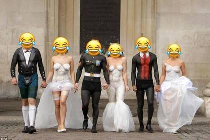 Поженившиеся в нижнем белье люди взволновали пользователей сети