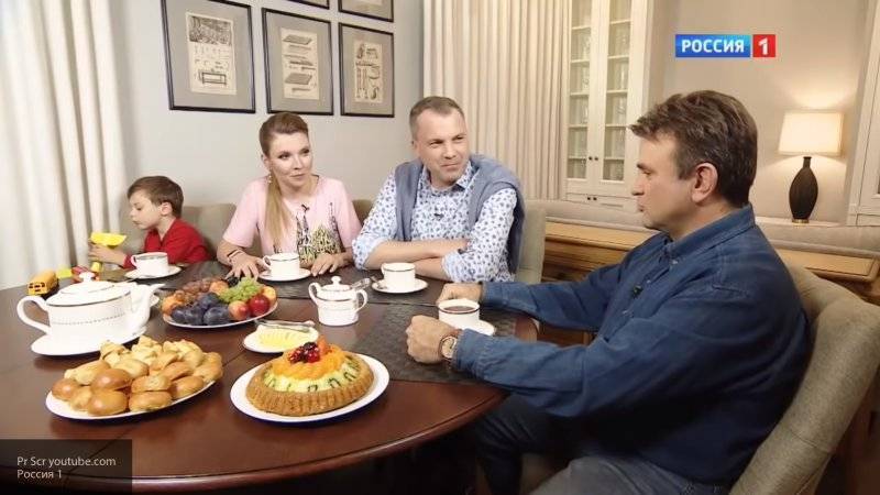 Журналисты Евгений Попов и Ольга Скабеева стали героями передачи "Пока все дома"