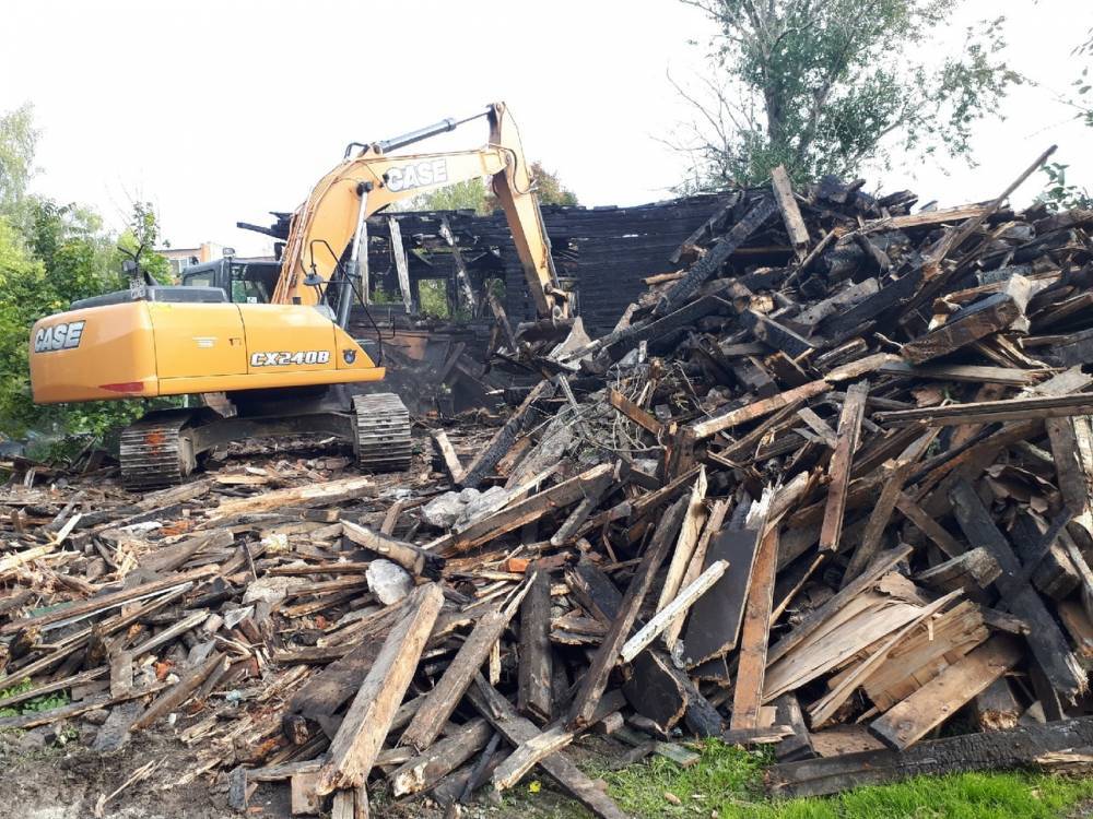 Активисты ОНФ в Карелии добились сноса сгоревшего дома в центре Петрозаводска