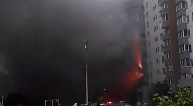 Видео: крупный пожар охватил ресторан в жилом доме в Набережных Челнах