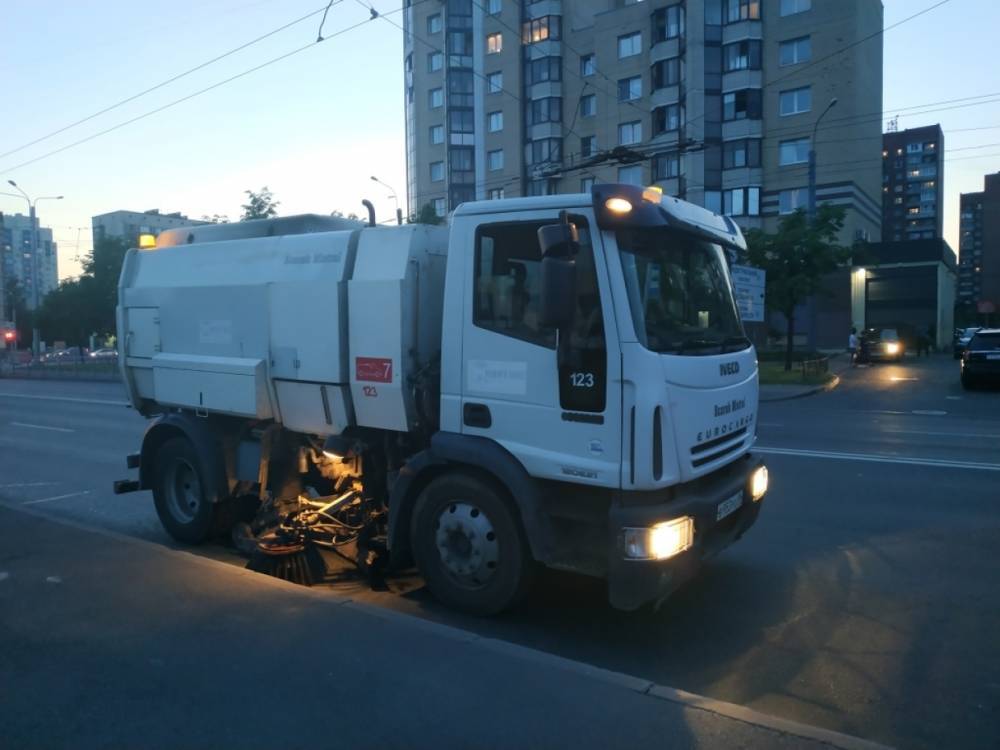 В двух районах Петербурга нашли пять перевозчиков мусора без документов