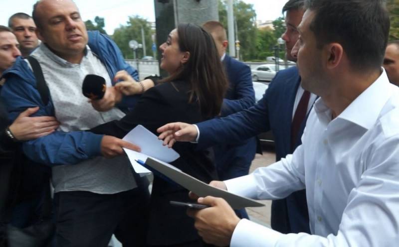 Пресс-секретарь Зеленского грубо оттолкнула журналиста от президента