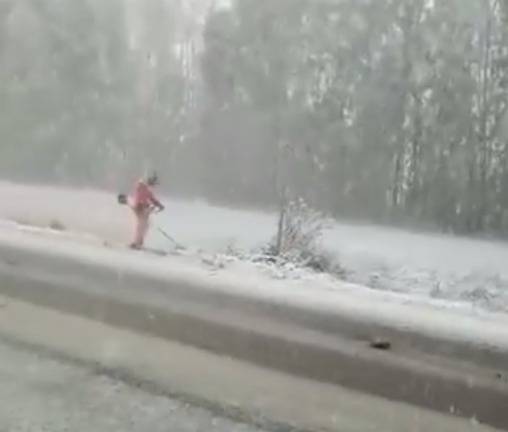 В Башкирии коммунальщики принялись косить траву в снегопад