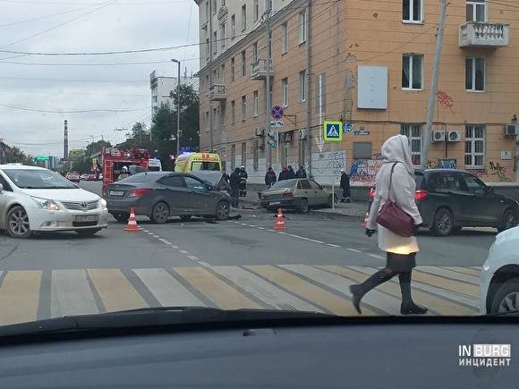 В центре Екатеринбурга — новое массовое ДТП: пострадали пять человек