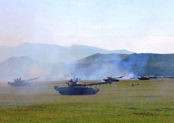 Российские военные отрабатывают сквозные атаки на учениях в Армении