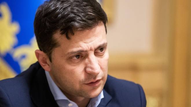 Пресс-секретарь Зеленского грубо оттолкнула журналиста от президента Украины
