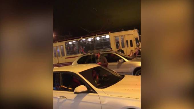 У станции метро "Дыбенко" кавказцы с рациями перекрыли водителям проезд