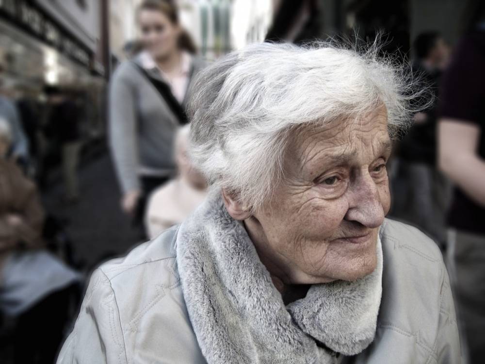 В вагоне метро пенсионерка украла кошелек с 900 рублями у пожилой женщины