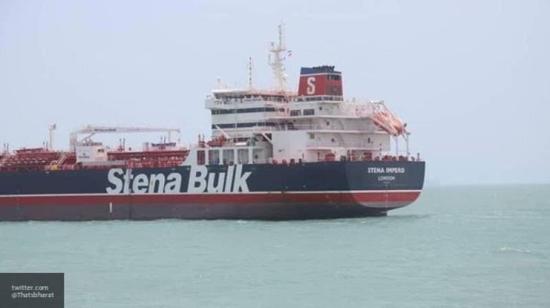 Задержанный в Иране британский танкер двинулся в сторону международных вод