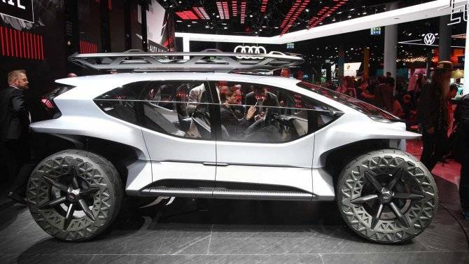 Audi представила концепт автомобиля с дронами вместо фар - они летают и освещают путь