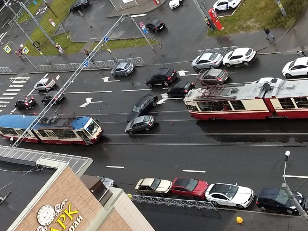 На улице Жукова две легковушки столкнулись на трамвайных путях и заблокировали движение