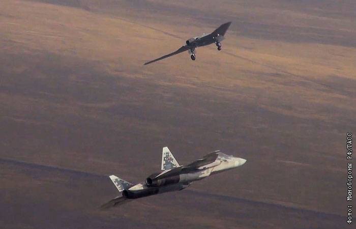 Новый ударный дрон "Охотник" и истребитель Су-57 впервые совершили совместный полет