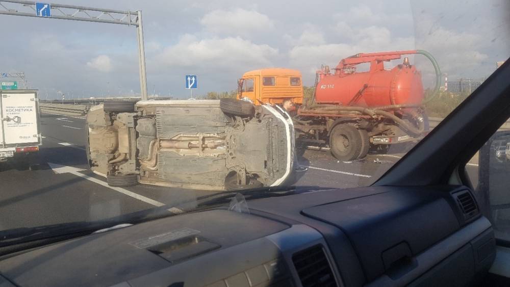 На Пулковском шоссе легковой автомобиль перевернулся на бок