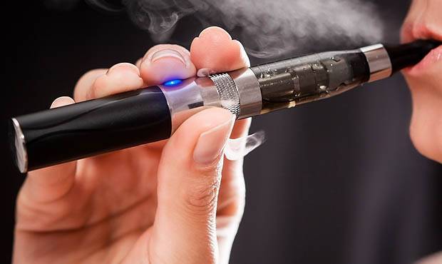 Глава компании-производителя электронных сигарет ушел в отставку на фоне гибели 10 курильщиков