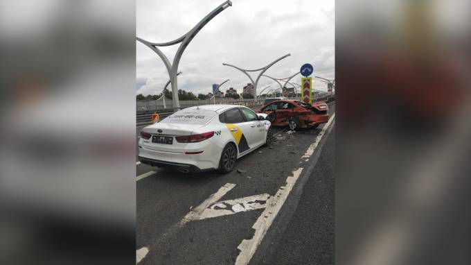 Появились фотографии аварии на ЗСД с участием Hyundai Solaris и такси