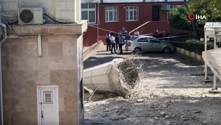 Момент обрушения минарета после землетрясения в Стамбуле попал на видео