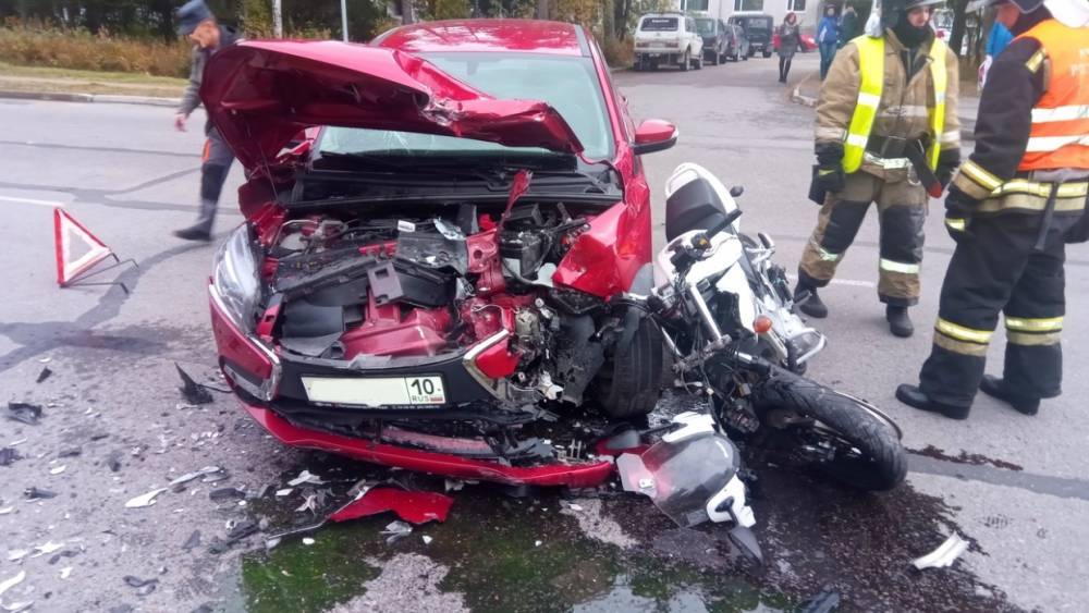 Попавшего в крупную аварию мотоциклиста госпитализировали на севере Карелии