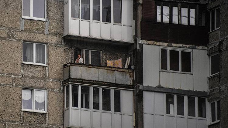 В МЧС России прокомментировали запрет курения на балконе