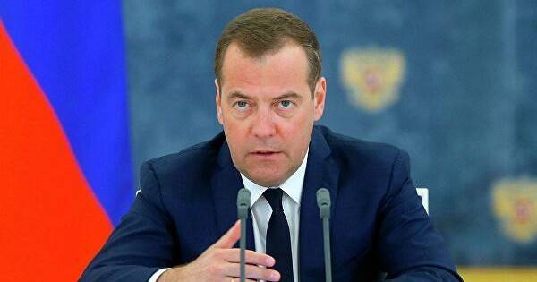 Медведев поручил проработать переход к&nbsp;потребительской корзине с&nbsp;базовым набором продуктов
