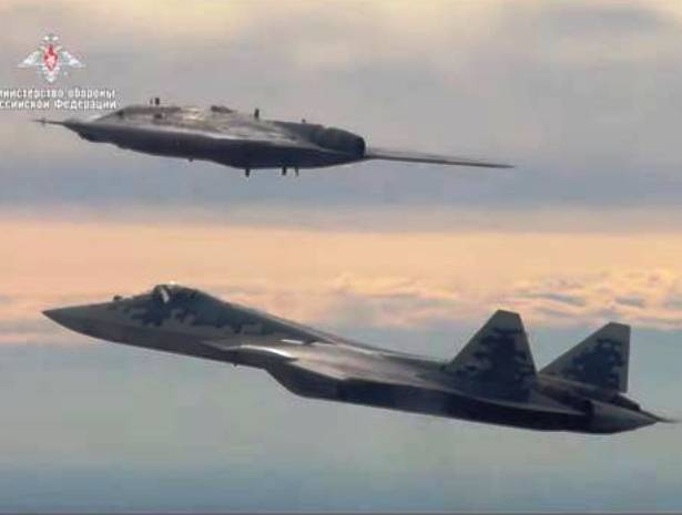 БЛА «Охотник» совершил первый совместный полет с Су-57 (видео)