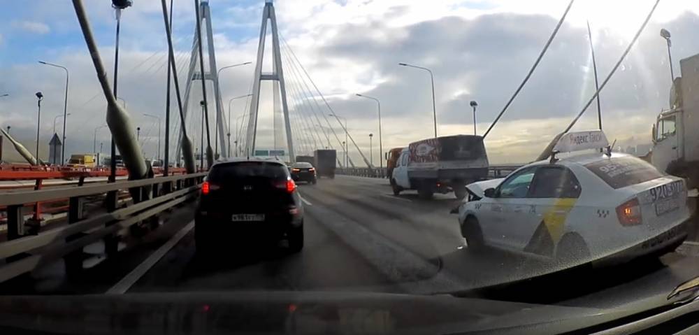 Столкновение «Яндекс.Такси» и BMW на Вантовом мосту попало на видео