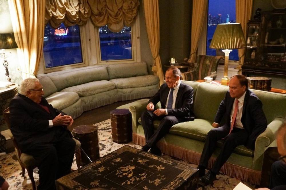Лавров обсудил с Киссинджером американо-российские отношения