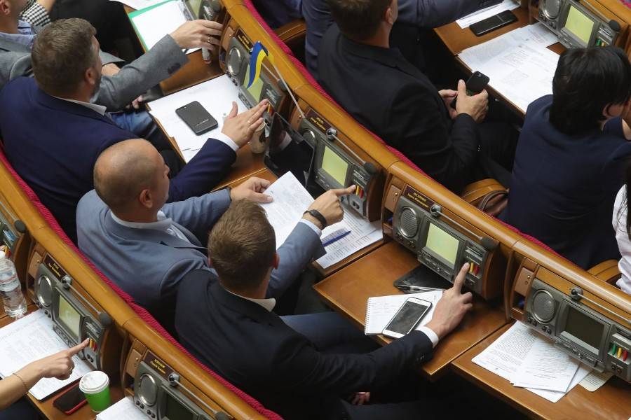 Политолог объяснил, почему украинские депутаты берут в помощницы моделей