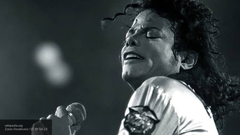 Телохранитель Майкла Джексона рассказал, зачем артист носил маску на лице с пластырем