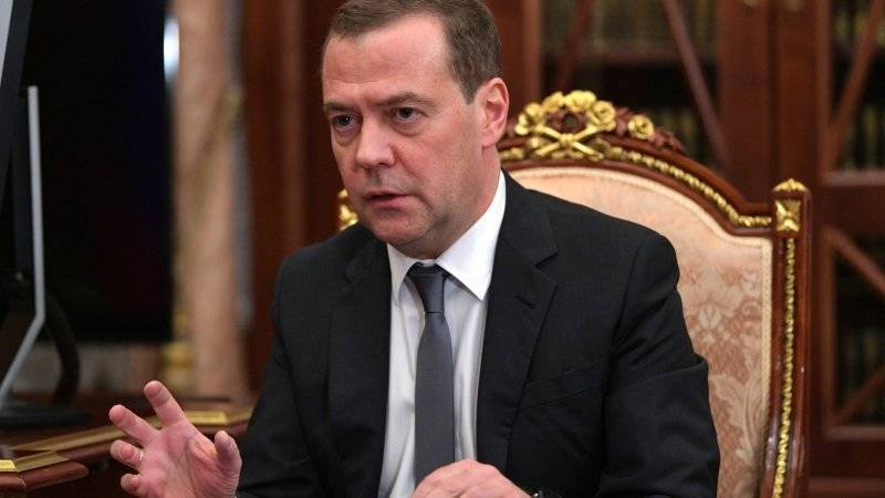 Медведев поручил предусмотреть увеличение стоимости родового сертификата в 2020 году