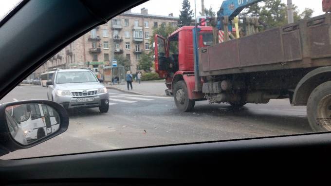 ДТП с грузовиком намертво перекрыло движение на Светлановской площади