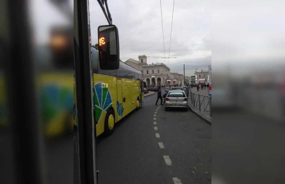 Водителя троллейбуса побили после ДТП возле Балтийской площади