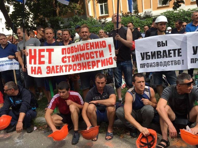 Киевские чиновники жалуются на агрессивных пикетчиков Коломойского