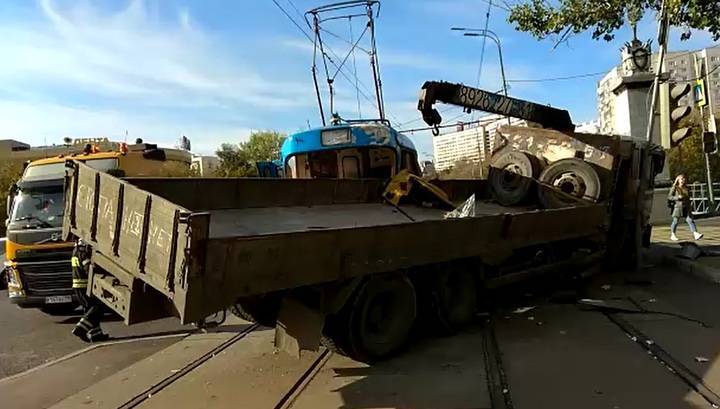Появилось видео с места столкновения трамвая и грузовика на юге Москвы