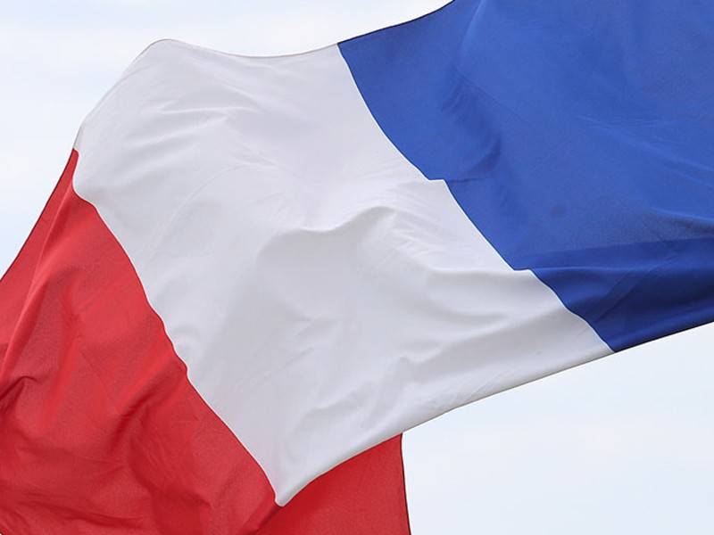Флаги приспустили в Париже в память о Шираке