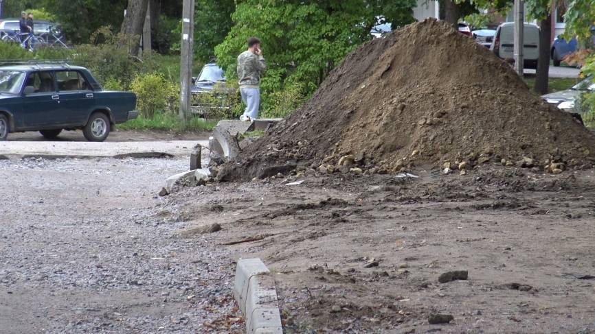 В Архангельске отремонтированный по нацпроекту двор пришлось перекопать из-за аварии