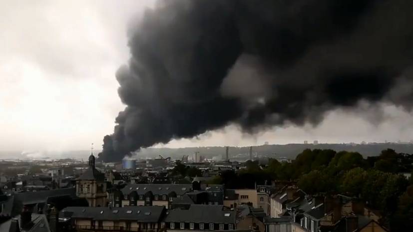 Густой дым от пожара на химзаводе накрыл французский Руан — видео