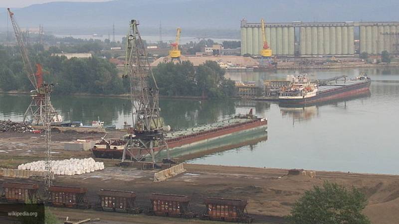 Сухогрузное судно с 300 тоннами металлоконструкций горит на Волге вблизи Тольятти