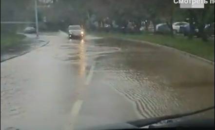В Екатеринбурге из-за аварии на водопроводе затопило дороги на ЖБИ