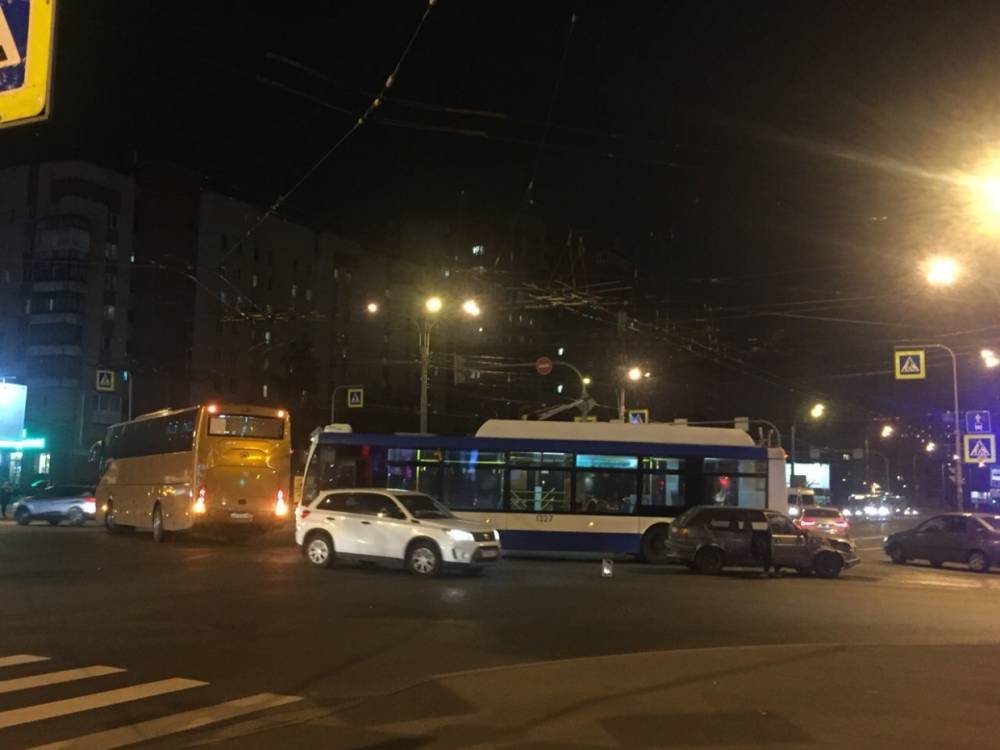 ДТП на Ленинском проспекте спровоцировало транспортный коллапс