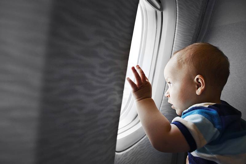 Авиакомпания предложила клиентам сбежать от детей в самолете