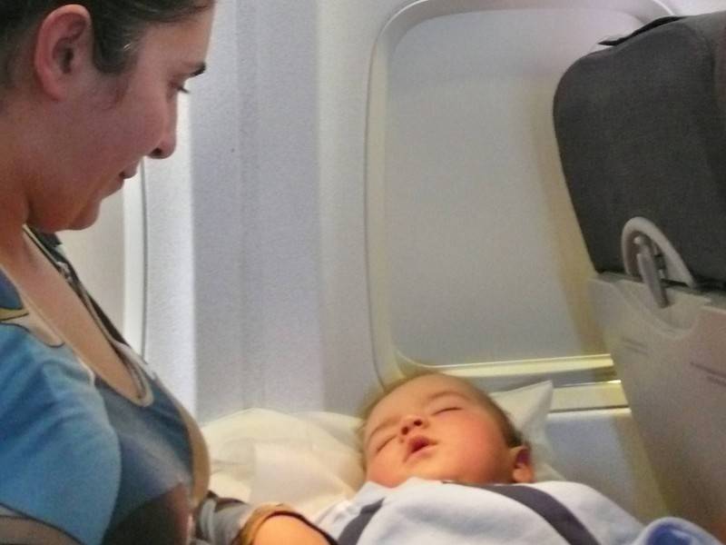 Авиакомпании Японии стали предупреждать пассажиров о детях на борту