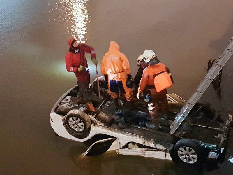 Автомобиль упал в Москву-реку
