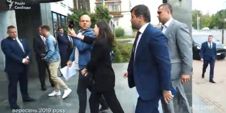 Пресс-секретарь Зеленского атаковала журналиста, собиравшегося задать вопрос