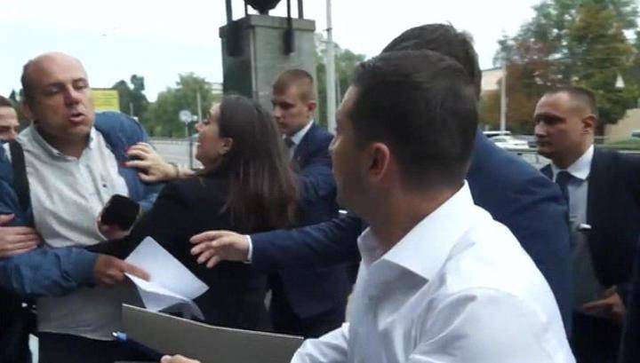 Пресс-секретарь Зеленского грубо оттолкнула от него журналиста