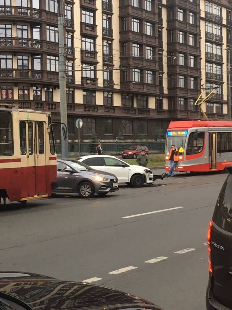 На Наличной улице две машины остановили движение трамваем в обе стороны
