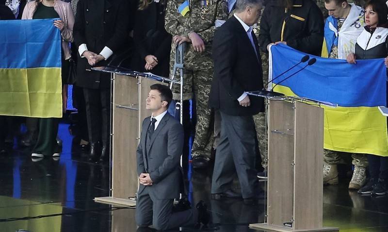 В Киеве рассказали, как Зеленский будет спасать падающий рейтинг