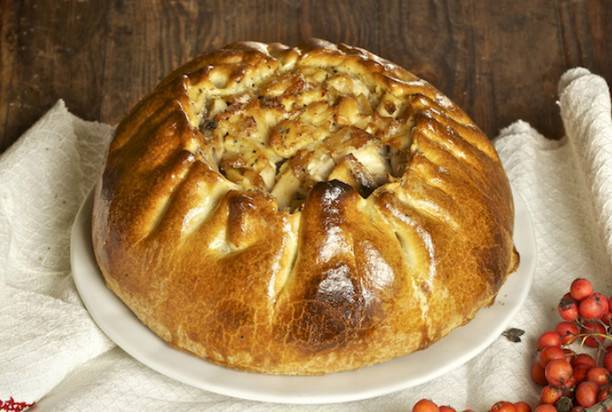 Курник — знаменитый русский праздничный пирог с курицей и яйцами